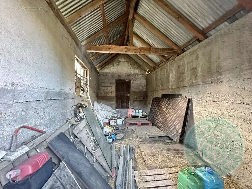 Maison avec grange - Terrain 2 335 m² avec une vue sur les montagnes - photo 9