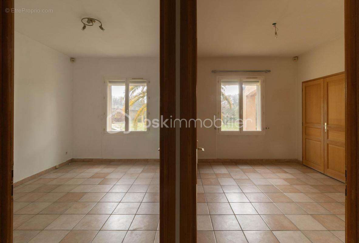 Belle villa de plain-pied avec annexes et piscine - photo 18