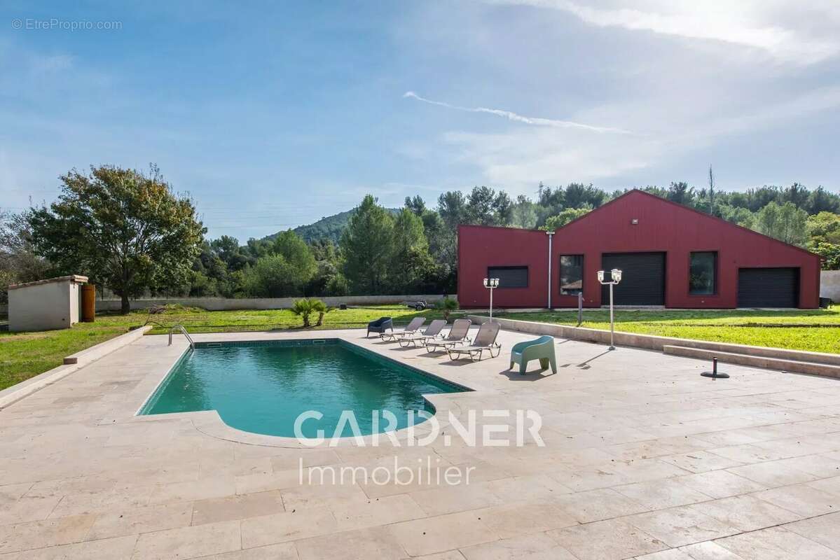 Maison de Maitre Type 7 de 220m2 + Dépendance 280m2. - photo 2