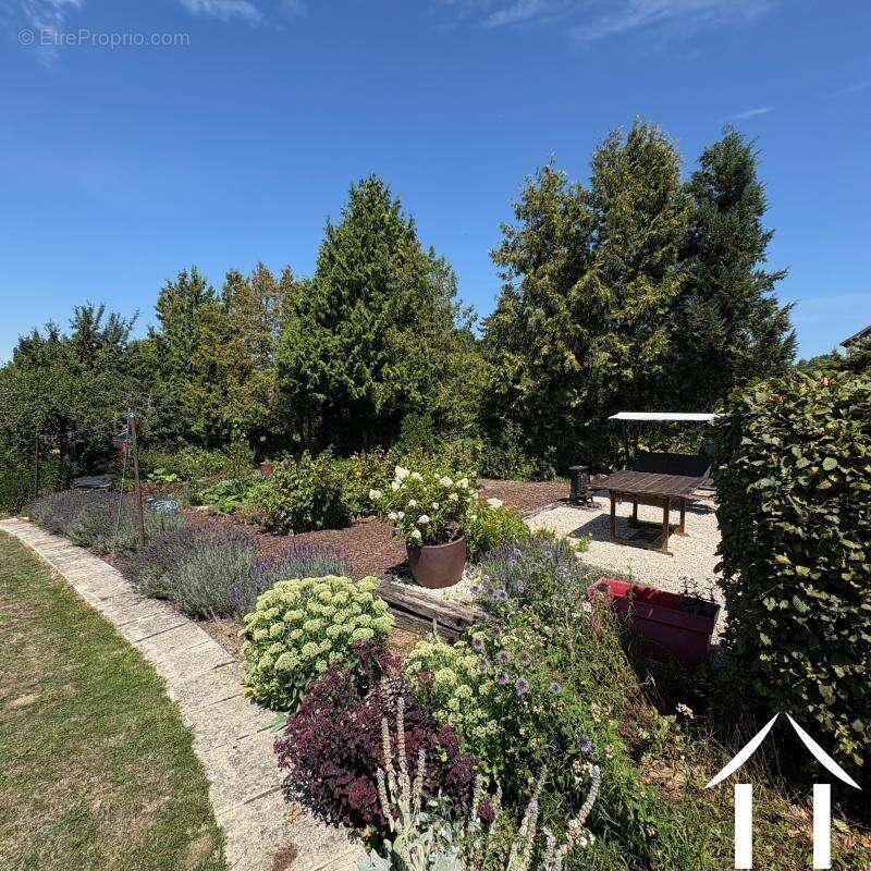 Maison charmante avec une grange et des jardins - photo 8