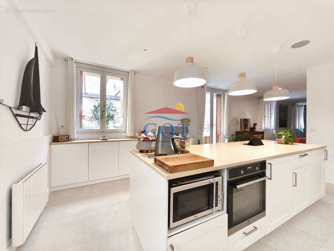 Maison à SAINT-LAURENT-DE-LA-SALANQUE