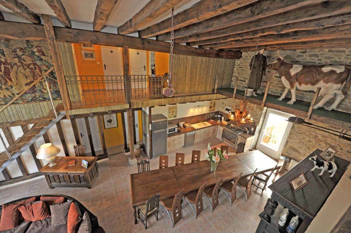 Maison à JOUILLAT