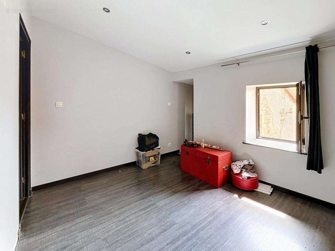 Maison 140 m² à Glaine-Montaigut  - photo 17