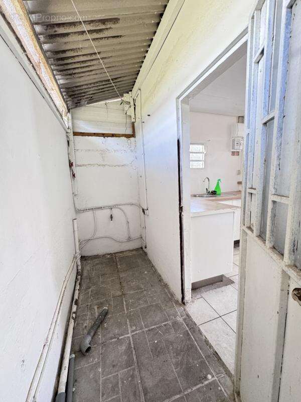 Maison (81,56 m²) divisée en deux appartements T2 - Schoelcher - photo 5