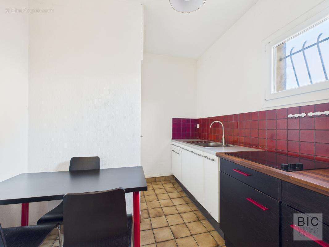 A vendre  grand T2 de 48 m2 à ré-agencer - photo 3