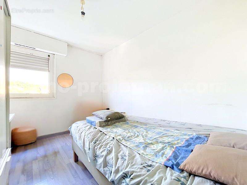 Appartement_T3_Annemasse_belle_superficie_prox_frontière_Suisse_tram_Ceva_direction_GENEVE_Frontaliers_Salon_séjour_dégagement_Chambre_salle_de_bain_grand-balcon_ - Appartement à ANNEMASSE