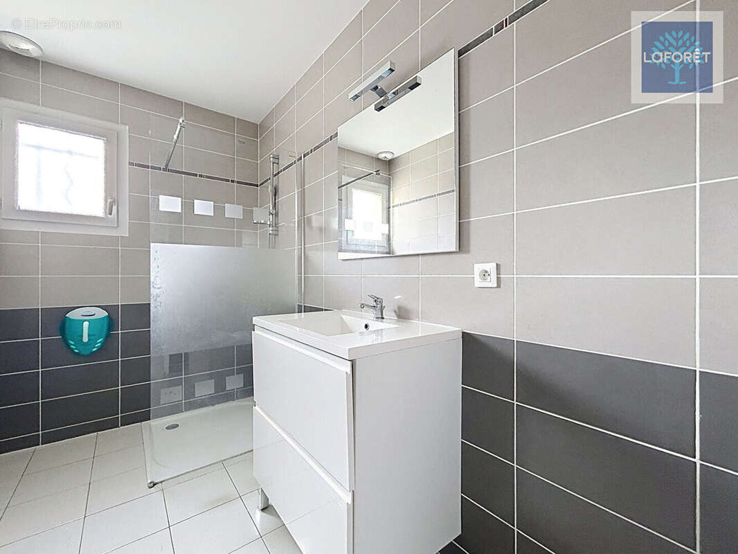 Maison à BUSSAC-FORET