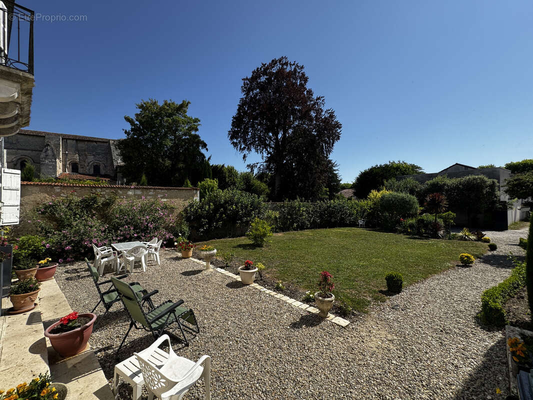 Maison à BARBEZIEUX-SAINT-HILAIRE