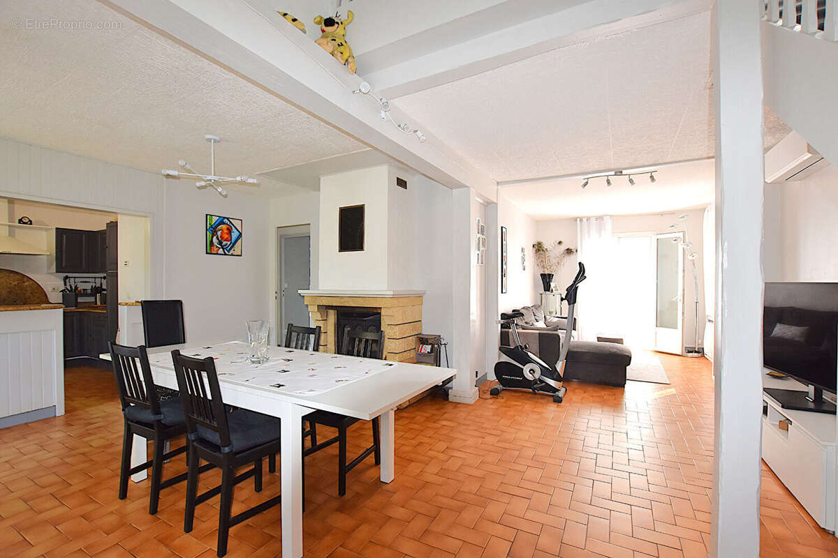 Maison à SAINT-REMY-EN-ROLLAT