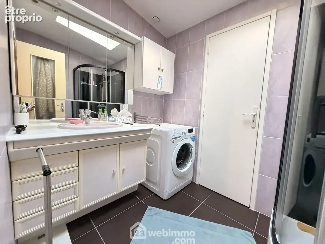 La salle de bains avec vasque sur meuble, branchement machine à laver et ...