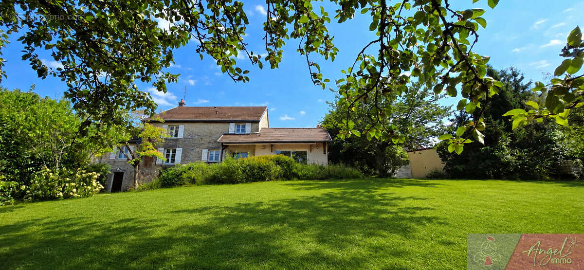 Maison à MONNIERES