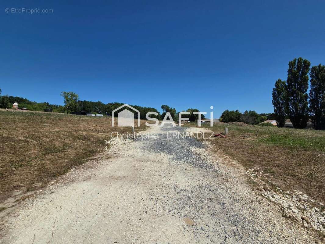 Terrain 586 m² à Boisredon  - photo 2