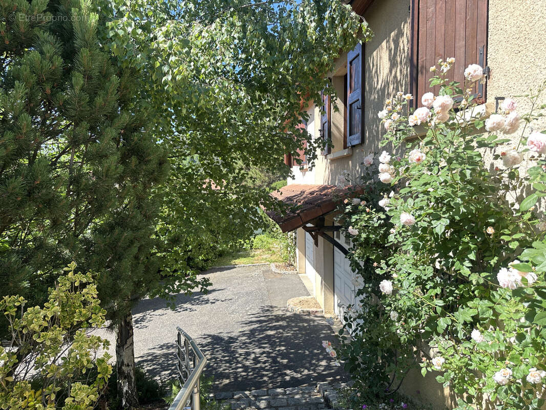 Maison à LE CHAMBON-FEUGEROLLES