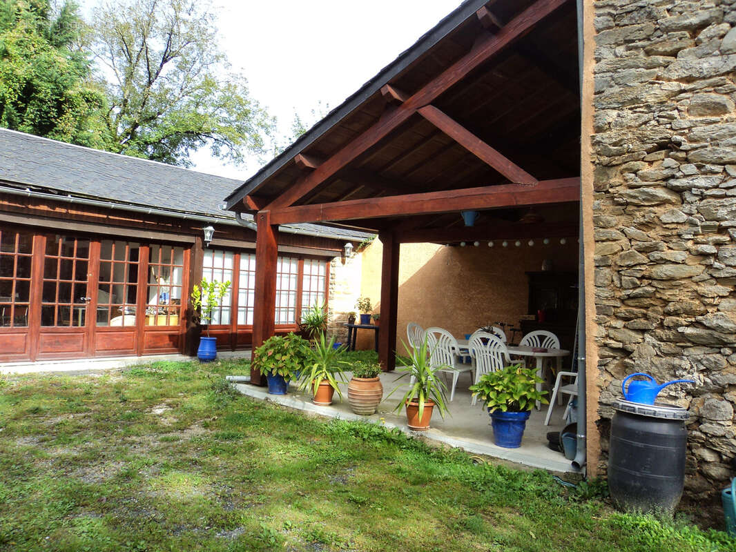 Coup de cœur assuré pour cette propriété de caractère avec grange, écurie et terrain attenant, située dans un - photo 3