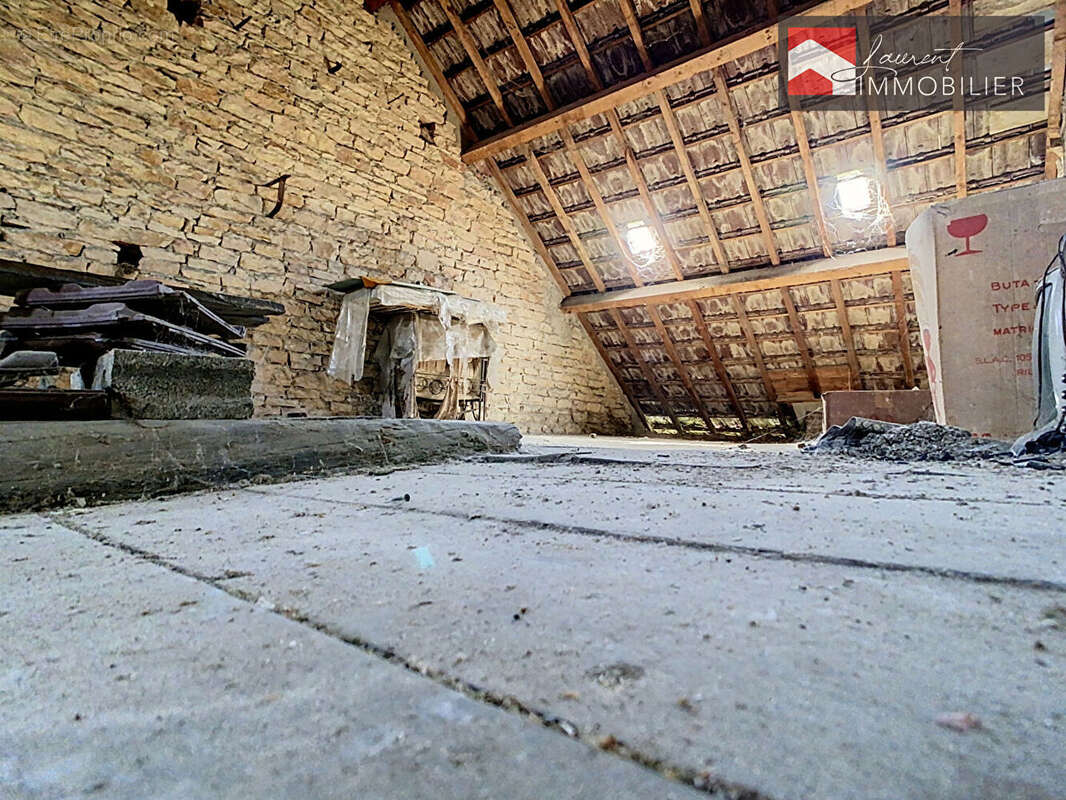 Cuisery - Maison de ville à rénover - Fort potentiel d'investissement ! - photo 9