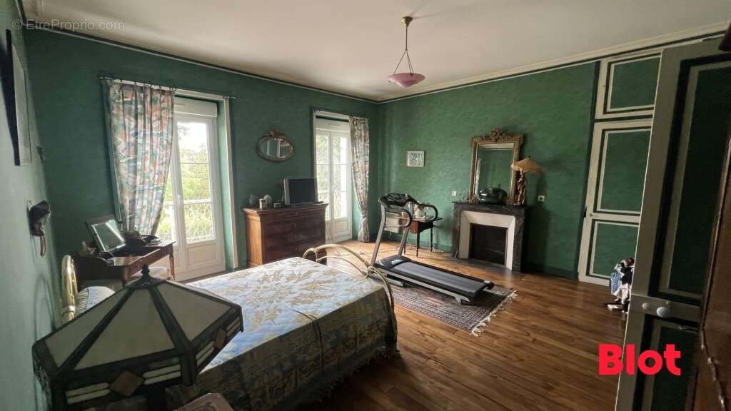 Maison 242 m² à Saint-Aubin-D'aubigne  - photo 7