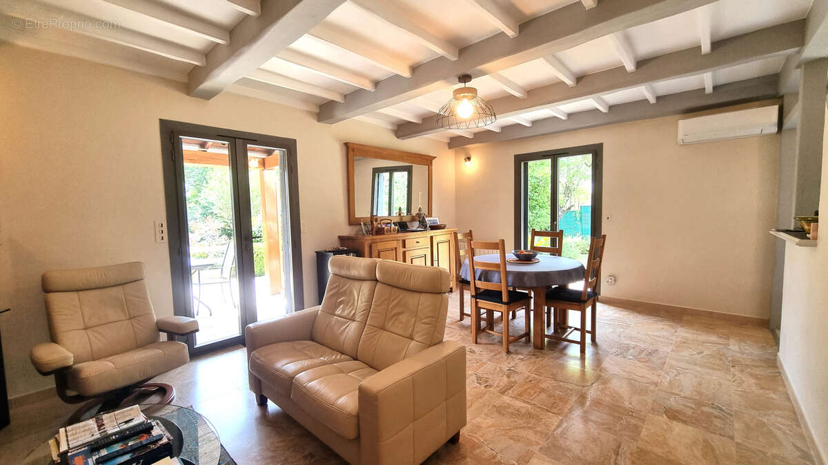 Maison à SAINT-CLEMENT-DE-RIVIERE