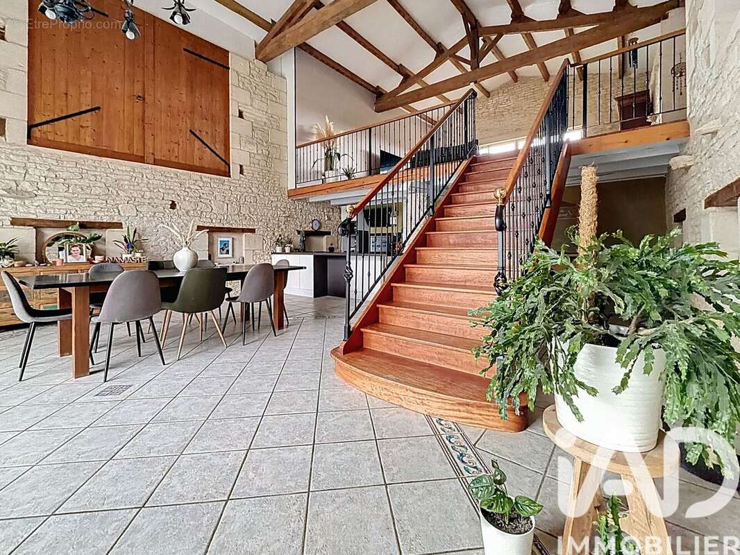 Maison 408 m² à La Foye-Monjault  - photo 4