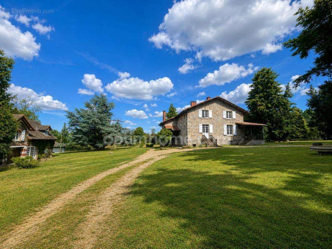 Très Belle maison de caractère  dans parc de 26900 m2 - photo 4