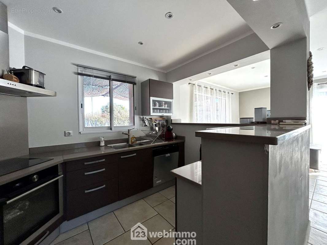 Cuisine US équipée - Maison à TALASANI