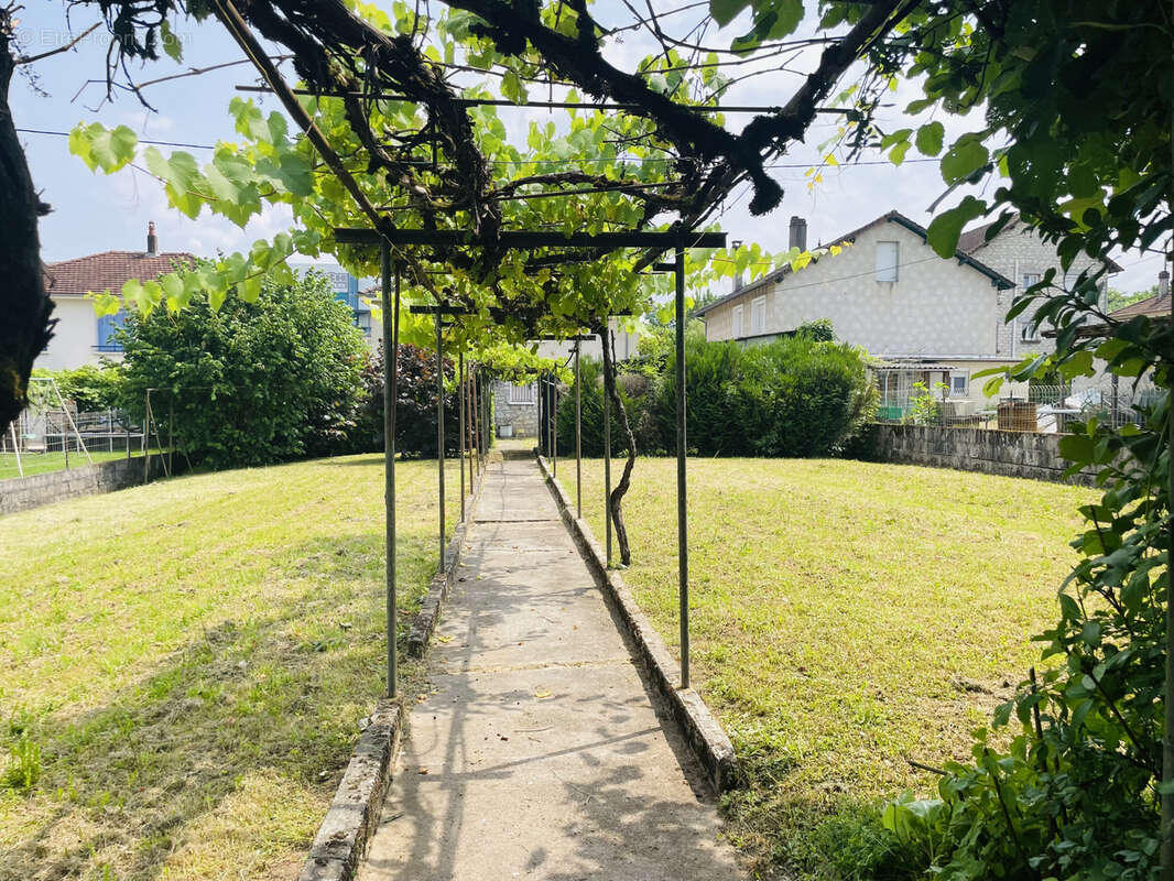 Maison à SAINT-PANTALEON-DE-LARCHE