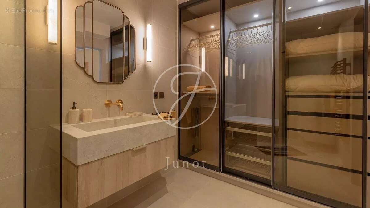 Appartement à PARIS-8E