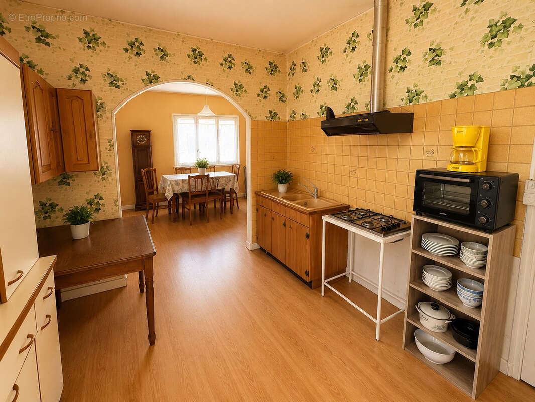 Maison de caractère à réinventer avec terrain et garage,  proche de toutes commodités - photo 3
