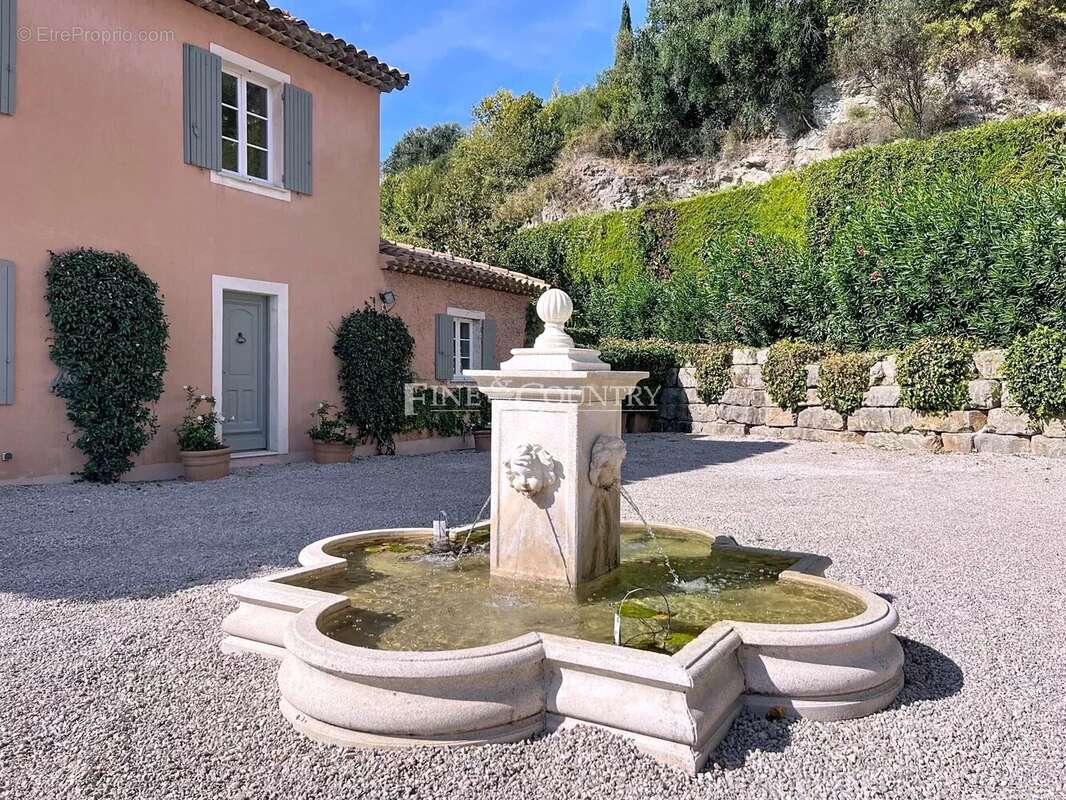 Maison à CHATEAUNEUF-GRASSE