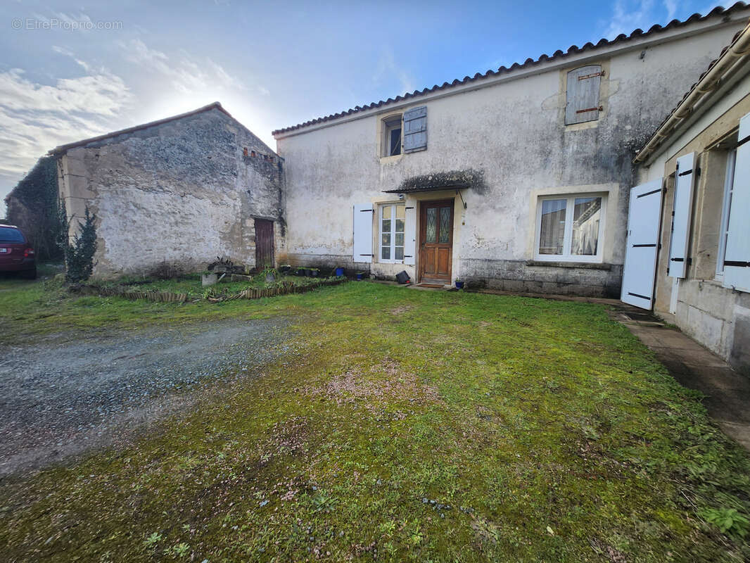 Maison en pierre avec dépendances et fort potentiel - photo 2