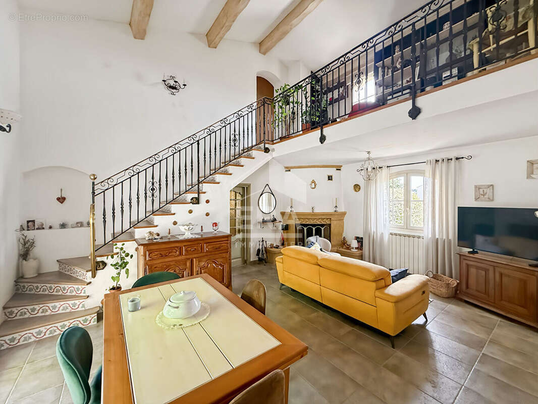 Maison à SIMIANE-COLLONGUE
