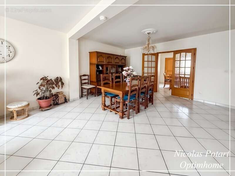 Maison de ville avec chambre au rez-de-chaussée, cour et garage - photo 4