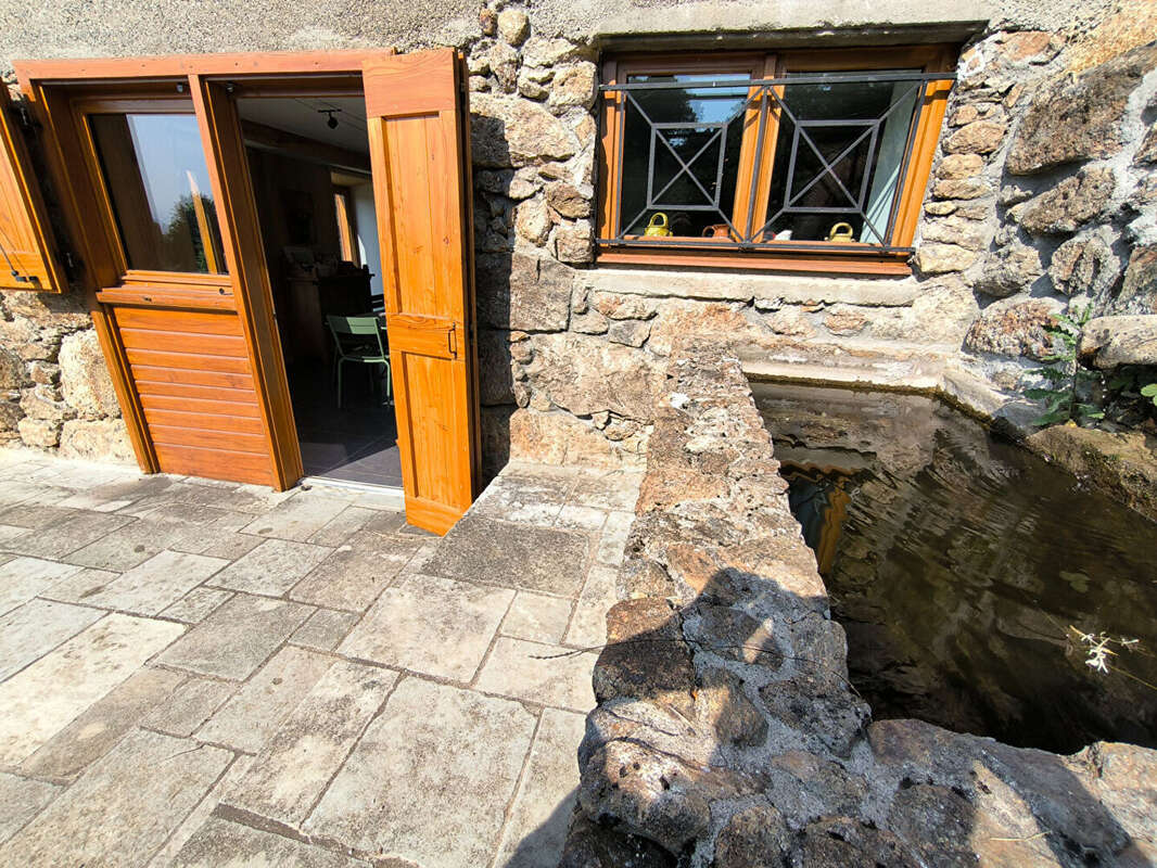 Corps de ferme de montagne  , superbement rénové  , dépendances  3.2 HA - photo 6