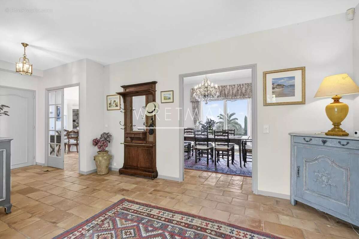 Maison à CHATEAUNEUF-GRASSE