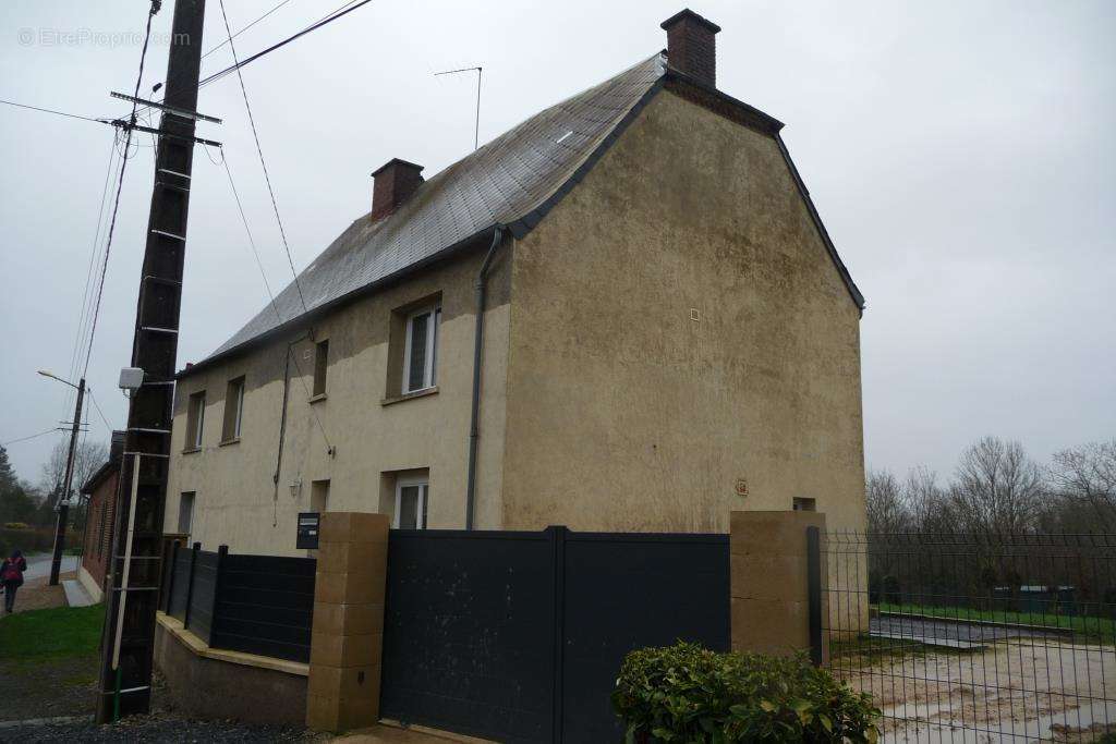 façade et entrée sur terrain