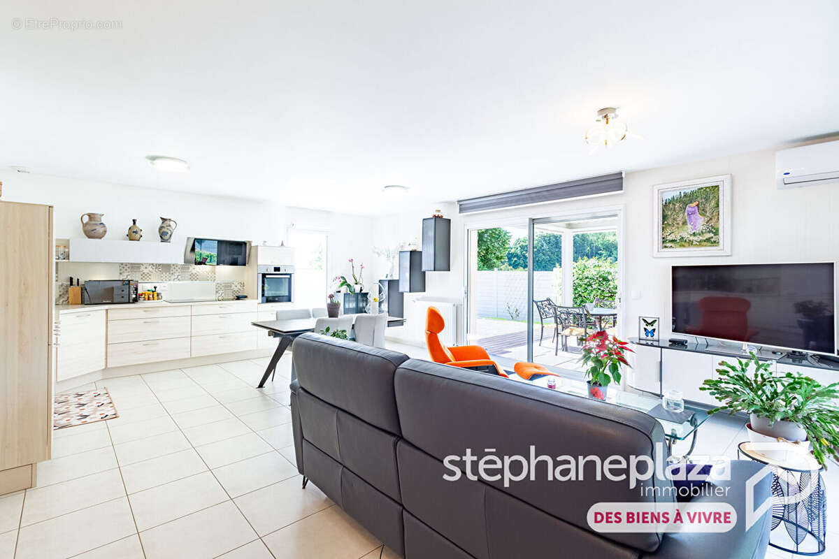 Maison plain-pied de 2018 - 93 m² habitables - 3 chambres - Garage - Terrain de 830m - photo 4