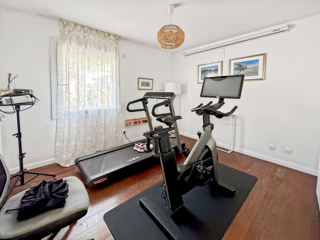 Éguilles   Belle propriété familiale avec dépendances, piscine et double garage. - photo 10
