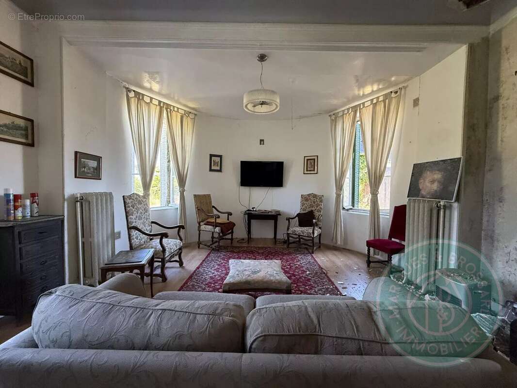 Maison de maître avec dépendance et terrain - photo 3