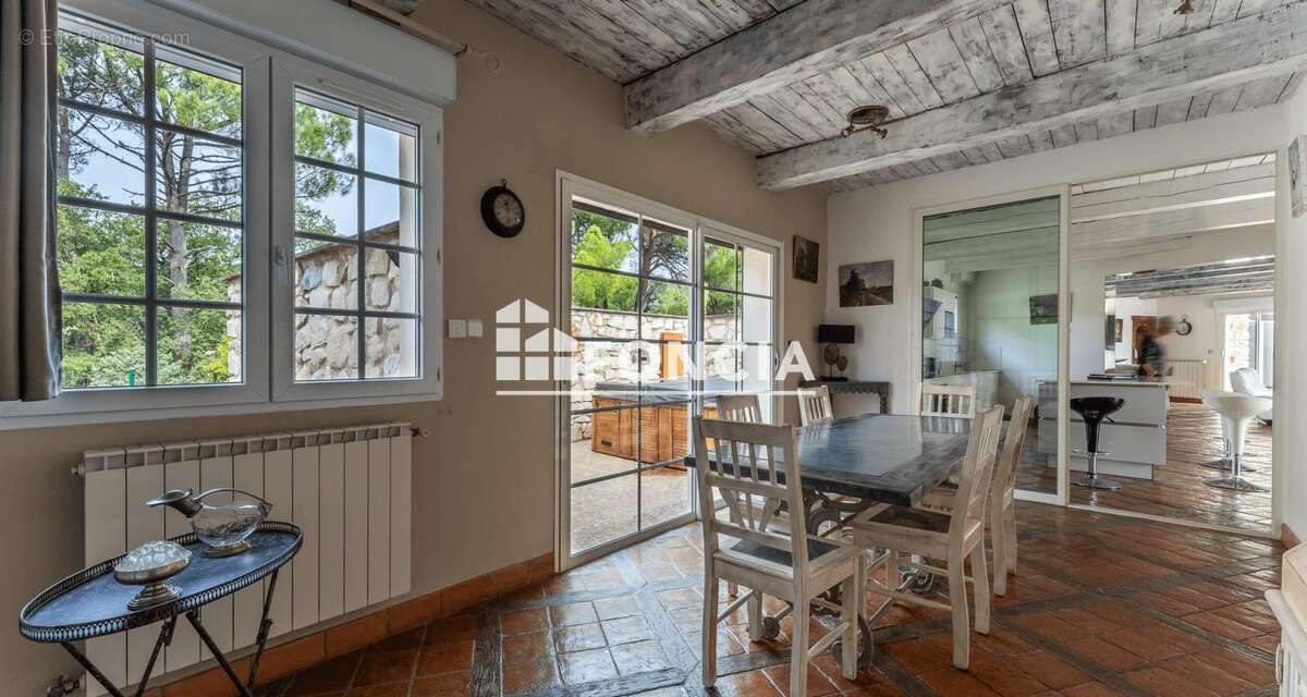 Maison à SAINT-LAURENT-DES-ARBRES