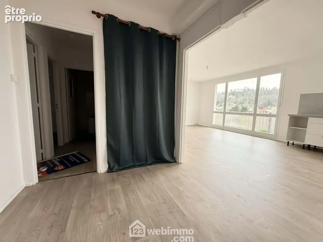 Découvrons cet appartement entièrement rénové