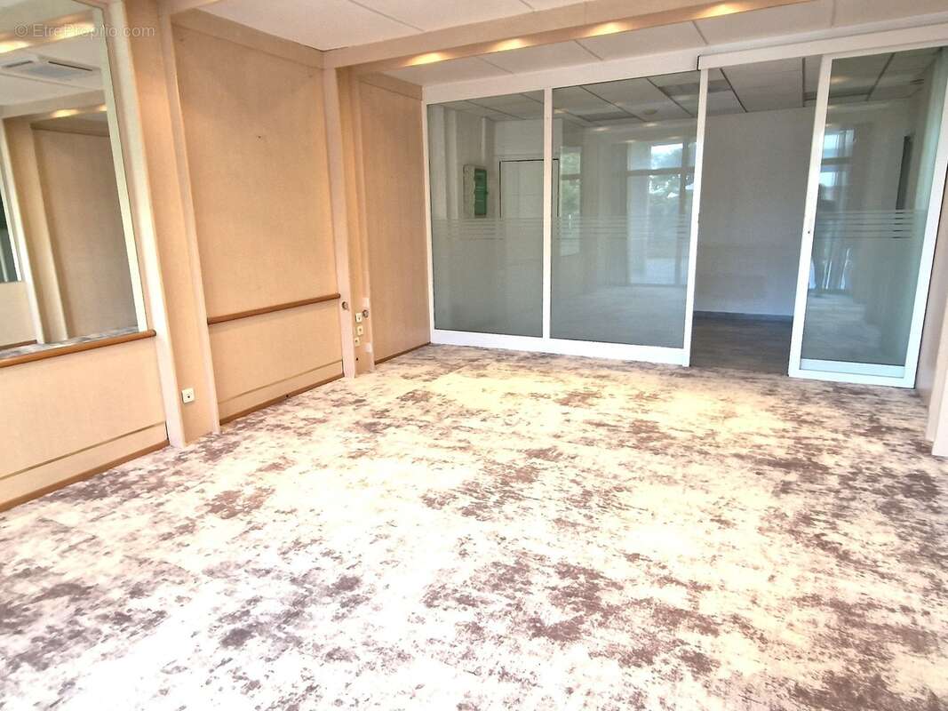 A VENDRE, Local commercial, 67 m², Proche Flots Bleus, Port de Saint Laurent du Var 06700, Alpes-Maritimes - photo 2