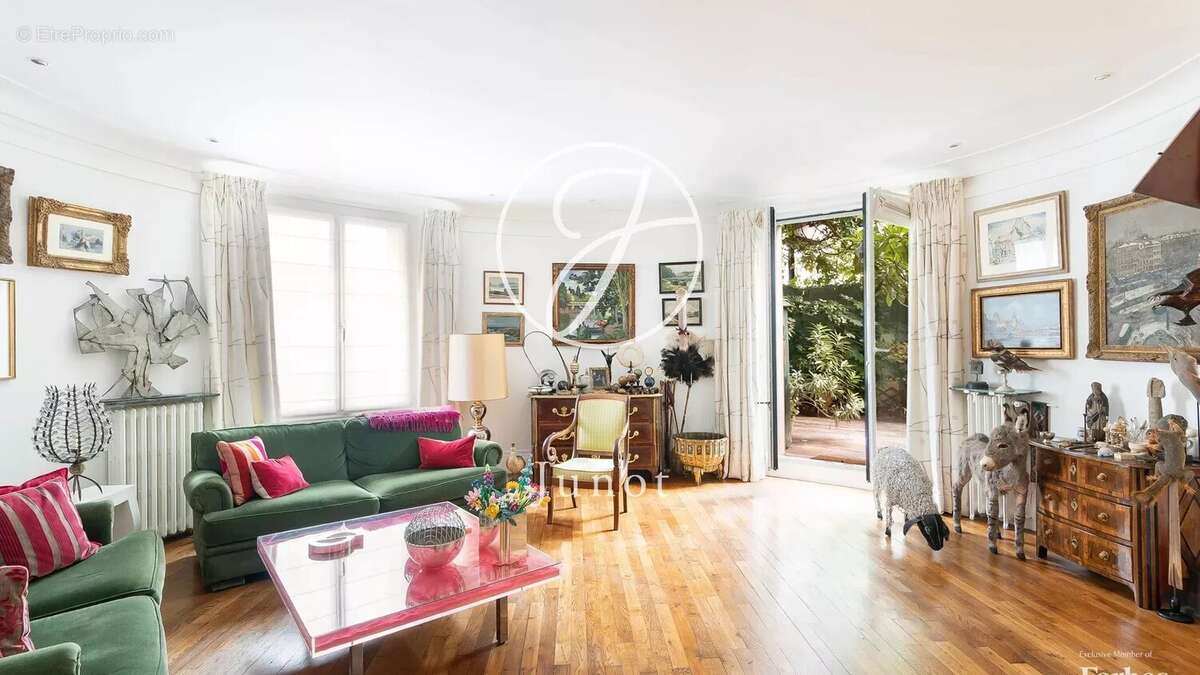 Appartement à PARIS-16E