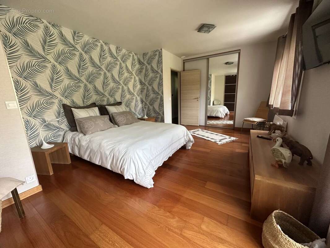 Maison à LE MESNIL-SAINT-DENIS