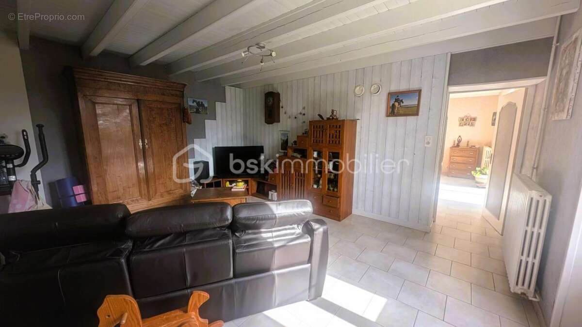 Maison à CHAMPDENIERS-SAINT-DENIS