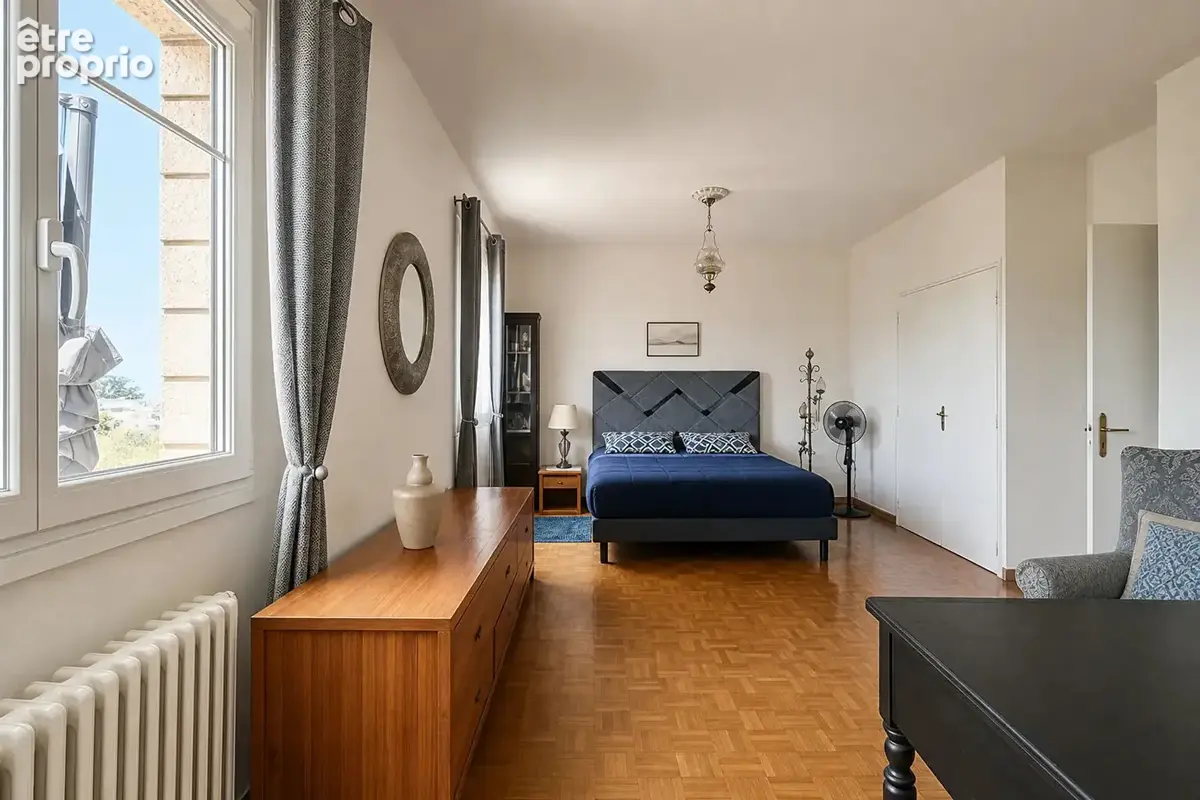 Cette grande maison individuelle de 6 pièces et d'environ 200m2 habitables offre un cadre de vie rare à Villeneuve-sur-Lot, avec - photo 15