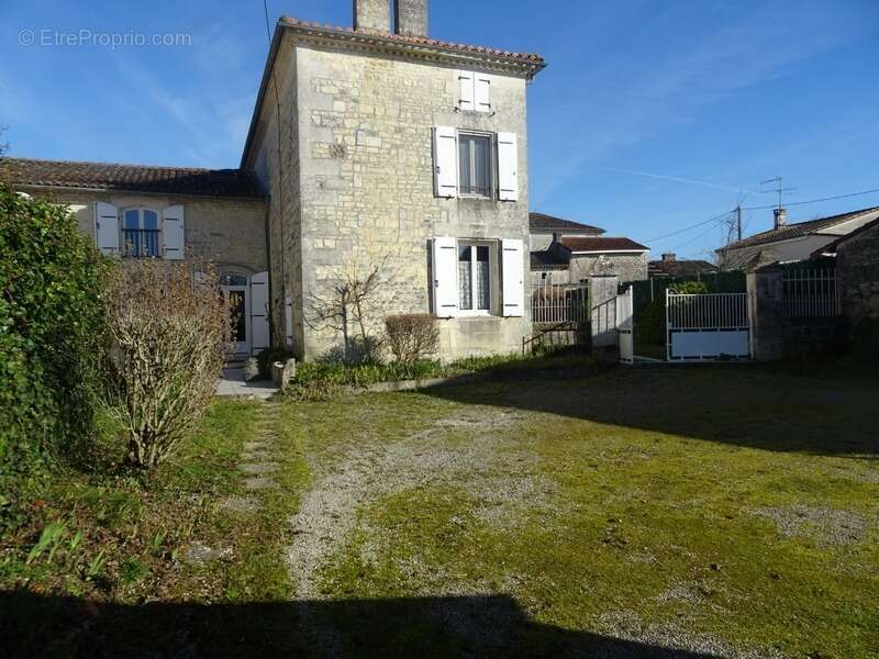 Maison à HIERSAC