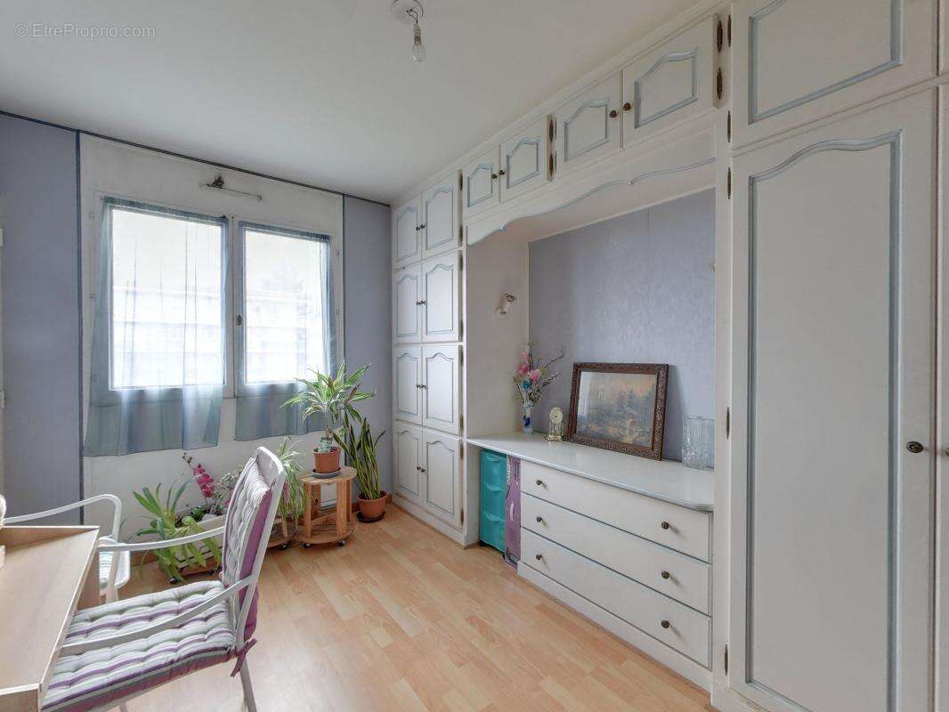 Appartement à VAUJOURS