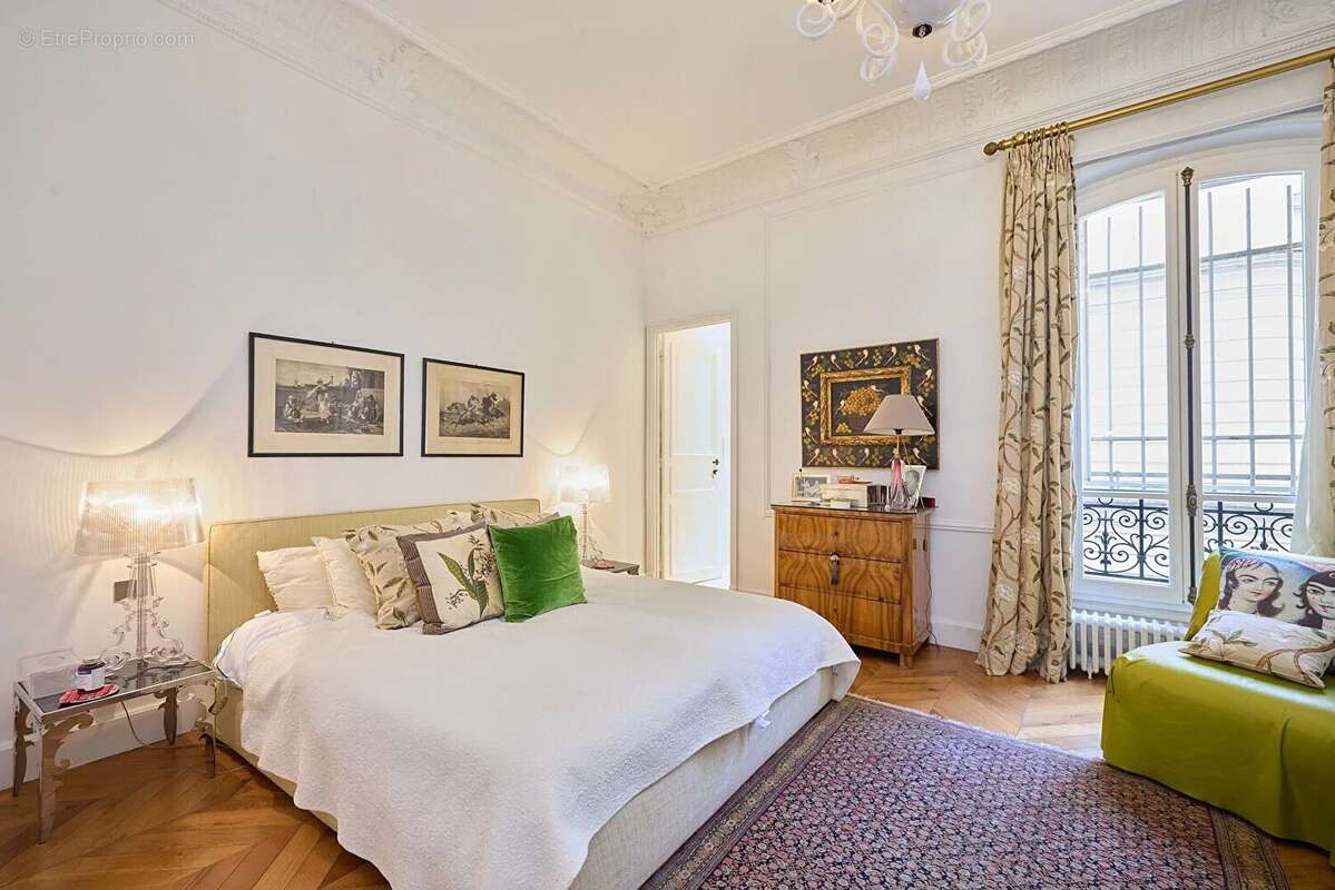 Appartement à PARIS-16E