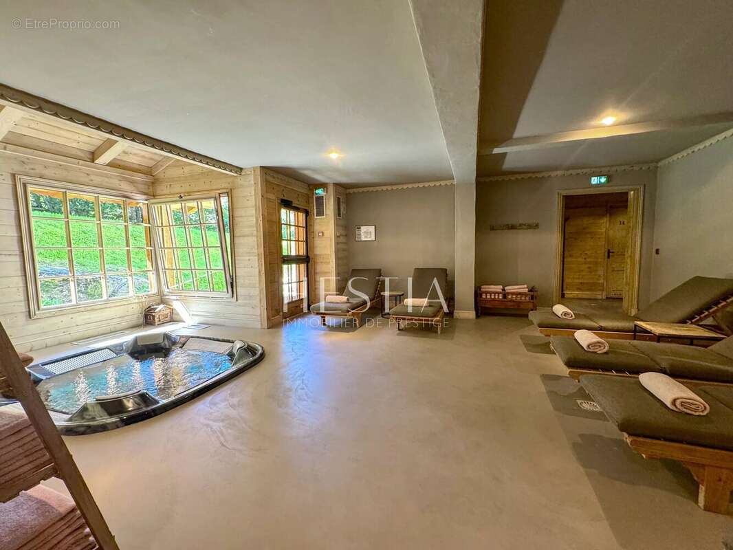 Commerce à COMBLOUX