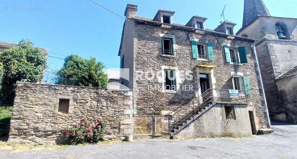 Maison à SALLES-CURAN