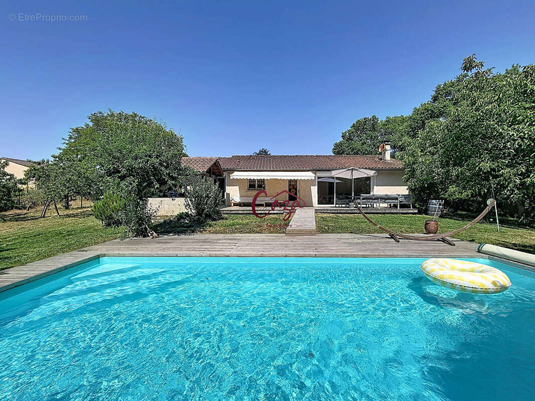 Maison rénovée avec piscine, grands garages et vaste terrain - photo 16